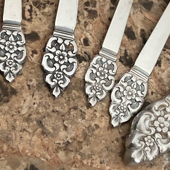 Oneidacraft Nordic Crown stainless flatware set Deluxe 5 pc place setting - Picture 2 of 4